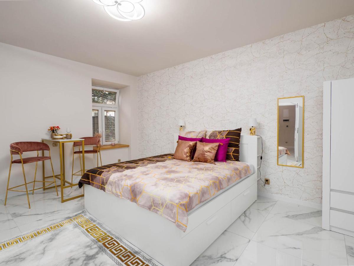 Apartament Gold Aleja Nmp 8 - Free Parking Czestochowa Ngoại thất bức ảnh